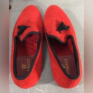 Lightly used mens size 13 Ferucci slides. Kept in pristine condition.